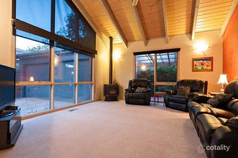 Property photo of 17 Sunrise Drive Greensborough VIC 3088