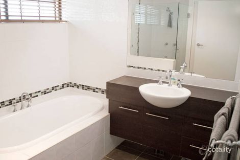 Property photo of 2/156 Clarence Road Indooroopilly QLD 4068