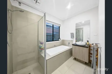 Property photo of 8 Antonio Drive Melton South VIC 3338