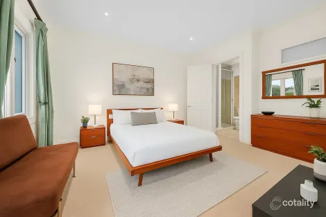 Property photo of 2 College Street Elsternwick VIC 3185