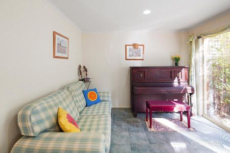 Property photo of 6 Oak Court Box Hill South VIC 3128