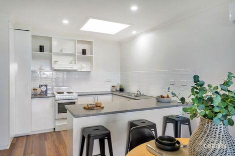 Property photo of 2/10-12 Chatham Close Bell Post Hill VIC 3215