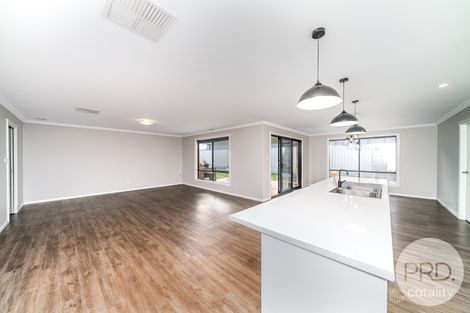 Property photo of 10 Ross Parkway Gobbagombalin NSW 2650