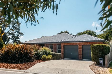 5 Adam Cl, Woodend, VIC 3442