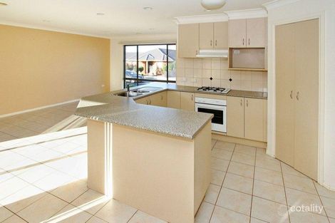 Property photo of 35 Kanmore Crescent Hillside VIC 3037