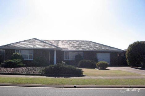 4 Nambour Cres, West Lakes Shore, SA 5020