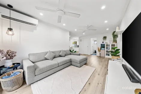 Property photo of 2/2 Galaxy Court Labrador QLD 4215