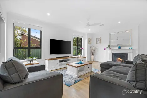 Property photo of 1 Scarlet Drive Lake Gardens VIC 3355