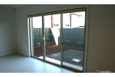 Property photo of 2/300 Robinsons Road Deer Park VIC 3023