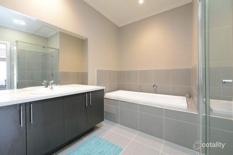 Property photo of 38 Wild Scotchman Way Cranbourne East VIC 3977