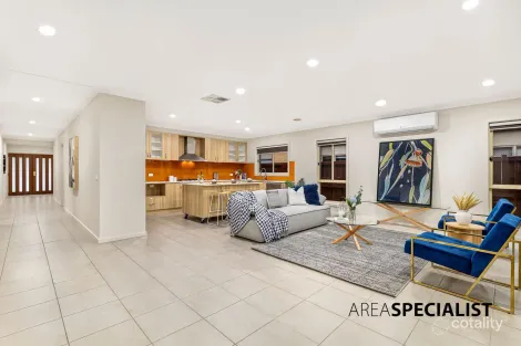 Property photo of 10 Bendigo Court Cranbourne VIC 3977