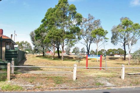 18 Carmen St, Newport, VIC 3015