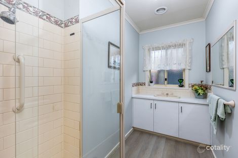 Property photo of 2 Loren Close Ballarat North VIC 3350