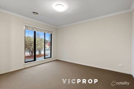 Property photo of 8 Yaramba Boulevard Point Cook VIC 3030