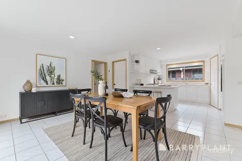 Property photo of 28 Chirnside Road Berwick VIC 3806