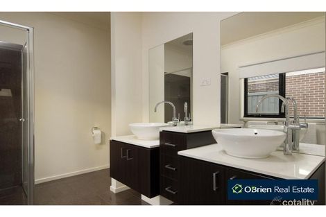 Property photo of 8 Beechtree Way Cranbourne North VIC 3977