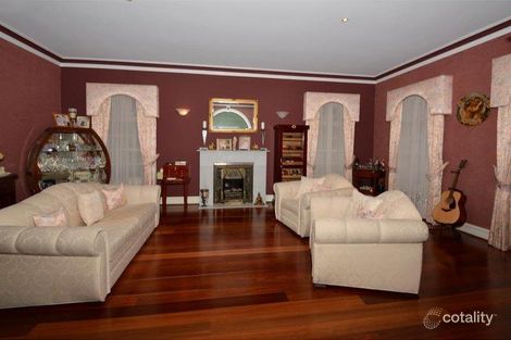 Property photo of 3 Weyburn Place Avondale Heights VIC 3034