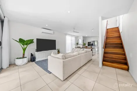 Property photo of 2/39 Gordon Street Labrador QLD 4215