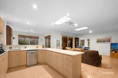 Property photo of 12 Osmington Circle Narre Warren South VIC 3805