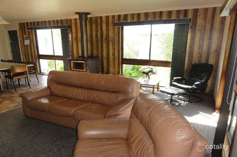 Property photo of 6 Wattle Court Sandy Point VIC 3959