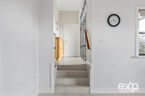 Property photo of 30 Cleopatra Crescent Kangaroo Gully WA 6255