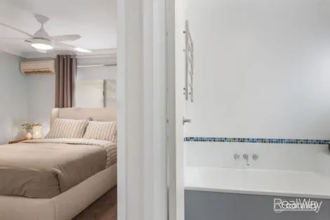 Property photo of 27 Blenheim Crescent Yamanto QLD 4305