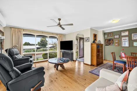 Property photo of 33 Vincent Boulevard Flagstaff Hill SA 5159