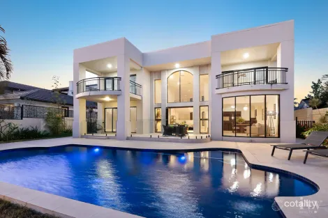 8 Excalibur Ct, Paradise Point, QLD 4216