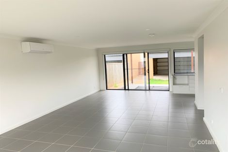 Property photo of 58 Oscar Circuit Roxburgh Park VIC 3064