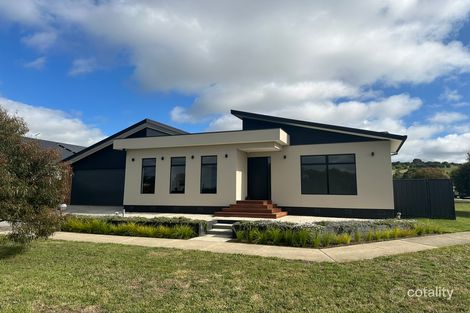 Property photo of 43 Oakwood Close Gisborne VIC 3437