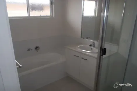 Property photo of 2/32 Lakeside Drive Emerald QLD 4720
