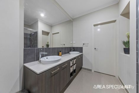 Property photo of 14 McGarvie Crescent Pakenham VIC 3810
