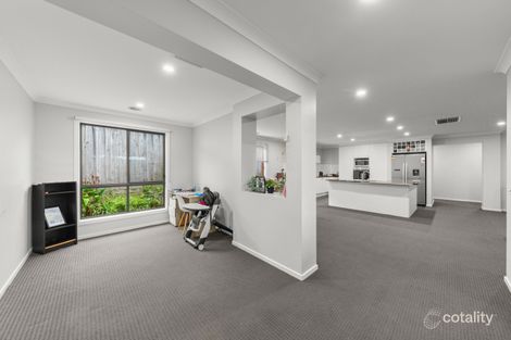 Property photo of 14 Kimberley Grove Pakenham VIC 3810