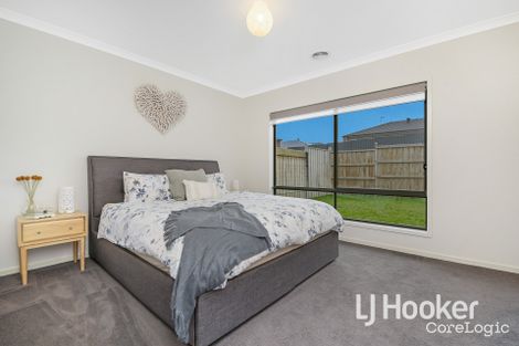 Property photo of 5 Sunnybank Way Pakenham VIC 3810