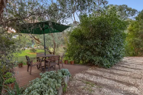 Property photo of 8 Eumeralla Avenue Templestowe Lower VIC 3107