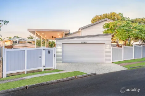 Property photo of 17 Allden Avenue Labrador QLD 4215