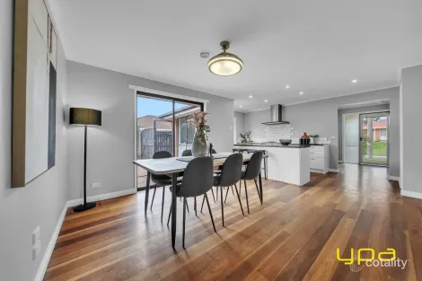 Property photo of 3 Maureen Close Cranbourne West VIC 3977
