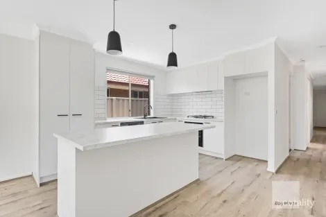 Property photo of 24 Mulberry Pass Craigieburn VIC 3064