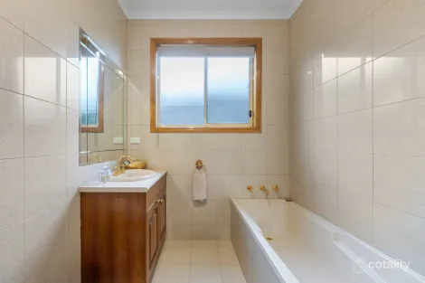 Property photo of 8 Ridge Lane Hillside VIC 3037