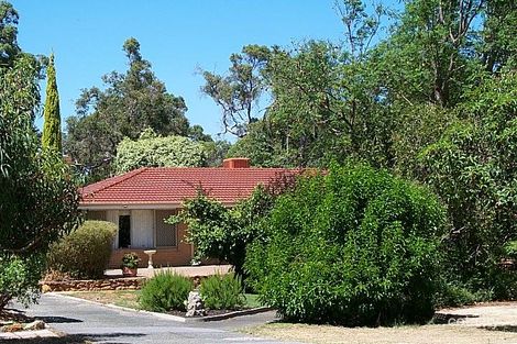 11 Falls Rd, Lesmurdie, WA 6076