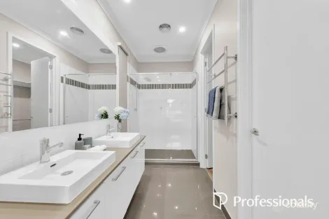 Property photo of 13 Chagall Parade Clyde North VIC 3978