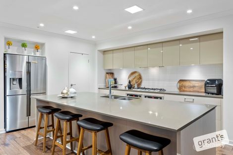 Property photo of 10 Clearwater Vista Narre Warren North VIC 3804