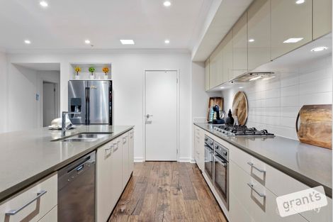 Property photo of 10 Clearwater Vista Narre Warren North VIC 3804