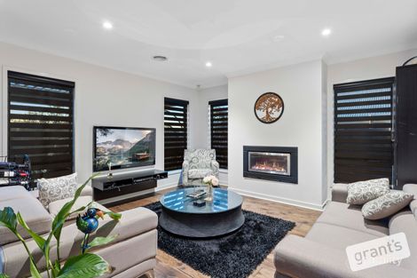 Property photo of 10 Clearwater Vista Narre Warren North VIC 3804