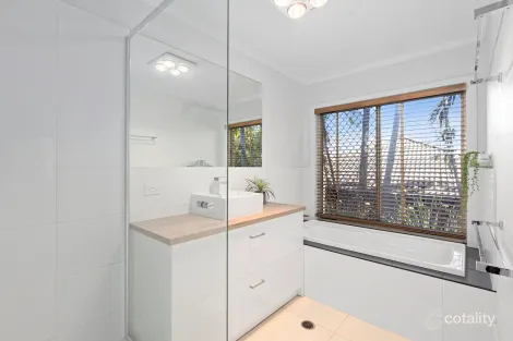 Property photo of 24 Enderbury Crescent Pacific Pines QLD 4211