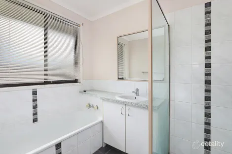 Property photo of 1 Gull Place Parrearra QLD 4575