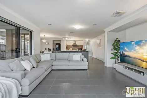 Property photo of 106 Webster Way Pakenham VIC 3810