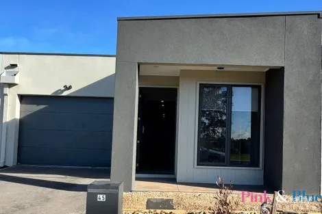45 Greenpoint Dr, Rockbank, VIC 3335