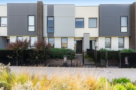 8 Peterlee Walk, Werribee, VIC 3030