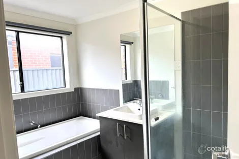 Property photo of 10 Bankton Avenue Cranbourne East VIC 3977